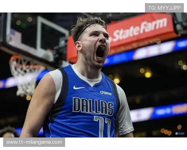 东契奇突破底线上篮得手，独行侠再添关键球